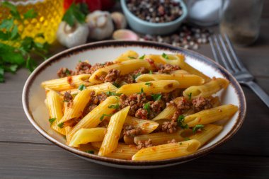 Kıyma ve domates soslu makarna.