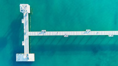 Burgaz, Bulgaristan - 22 Aralık 2024, Burgaz Köprüsü manzarası, insanlar manzaranın keyfini çıkarırken. Şehrin sembolü..