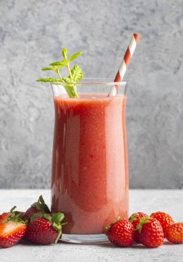 Çilekli içecek ya da milkshake..