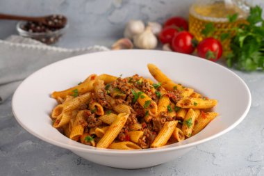 Kıyma ve domates soslu makarna.