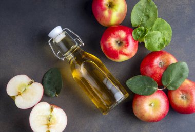 Kırmızı lezzetli elmalar ve elma sirkesi.