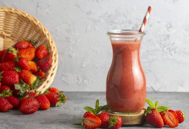 Çilekli içecek ya da milkshake..