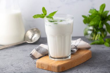 Ayran - Geleneksel Türk yoğurdu bakır bardakta içiyor