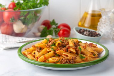 Kıyma ve domates soslu makarna.