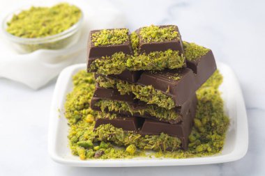 Çikolata trend; Dubai çikolatası şam fıstığı ezmesi ve kadayif.