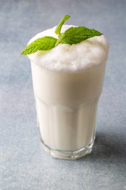 Bir bardak geleneksel Türk içeceği ayran, kefir ya da yoğurttan yapılmış tereyağı, sağlıklı yiyecek.