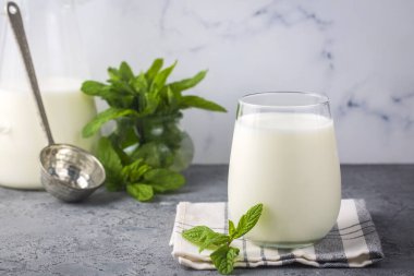 Bir bardak geleneksel Türk içeceği ayran, kefir ya da yoğurttan yapılmış tereyağı, sağlıklı yiyecek.