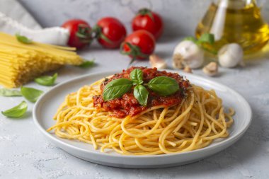 Lezzetli iştah açıcı klasik İtalyan spagettisi domates soslu makarna.
