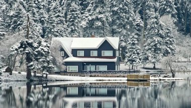 Bolu Golcuk Milli Parkı, Türkiye 'de karlı bir kış gününde göl ahşap evi