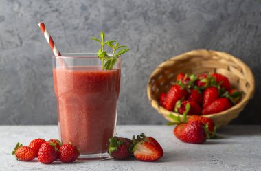 Çilekli içecek ya da milkshake..