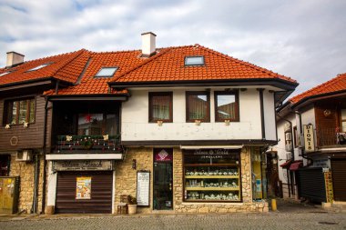 Nessebar, Bulgaristan, 21 Aralık 2024, Bulgaristan 'ın Nessebar kentindeki geleneksel cadde