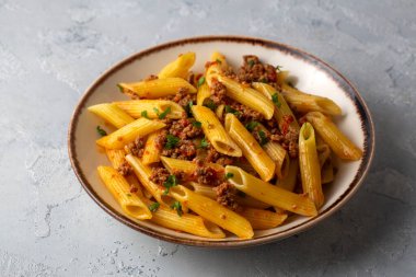 Kıyma ve domates soslu makarna.