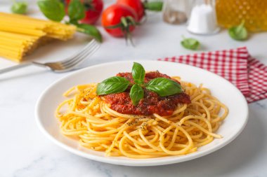 Lezzetli iştah açıcı klasik İtalyan spagettisi domates soslu makarna.