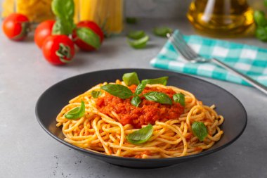 Lezzetli iştah açıcı klasik İtalyan spagettisi domates soslu makarna.