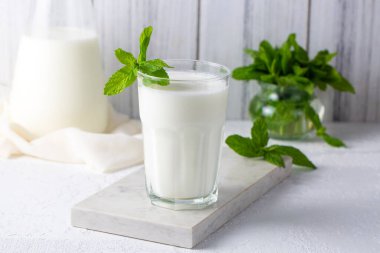 Bir bardak geleneksel Türk içeceği ayran, kefir ya da yoğurttan yapılmış tereyağı, sağlıklı yiyecek.