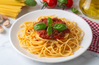 Lezzetli iştah açıcı klasik İtalyan spagettisi domates soslu makarna.