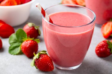 Çilekli içecek ya da milkshake..