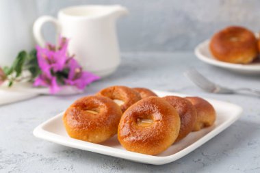 Geleneksel lezzetli Türk tatlısı (Türkçe: Sekerpare))