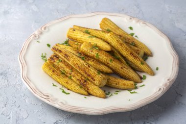 Çeşitli baharatlarla kızartılmış bebek mısırı