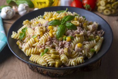 Fusilli makarna, spiralli makarna ve ton balığı.
