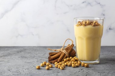 Boza veya Bosa, geleneksel Türk içeceği kızarmış nohut Boza veya Bosa, geleneksel Türk içeceği kızarmış nohut ile