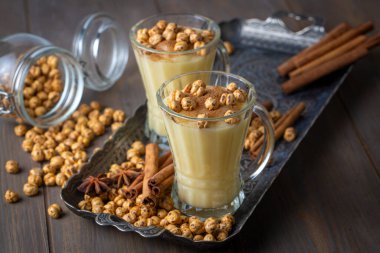 Boza veya Bosa, geleneksel Türk içeceği kızarmış nohut Boza veya Bosa, geleneksel Türk içeceği kızarmış nohut ile