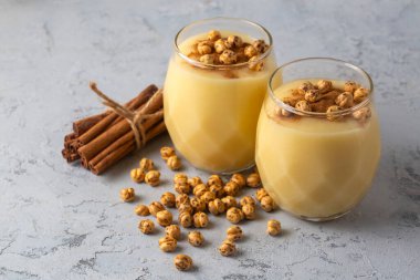 Boza veya Bosa, geleneksel Türk içeceği kızarmış nohut Boza veya Bosa, geleneksel Türk içeceği kızarmış nohut ile