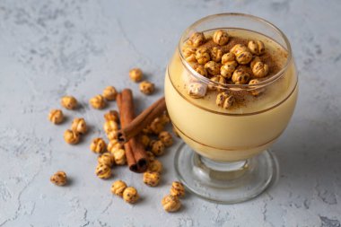 Boza veya Bosa, geleneksel Türk içeceği kızarmış nohut Boza veya Bosa, geleneksel Türk içeceği kızarmış nohut ile