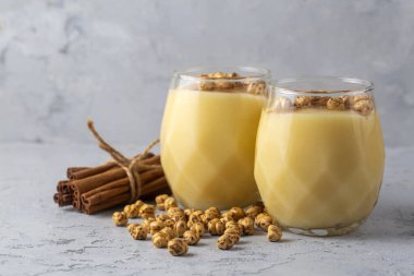 Kızarmış nohut Boza veya Bosa ile geleneksel Türk içeceği