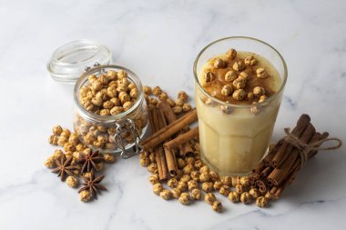 Kızarmış nohut Boza veya Bosa ile geleneksel Türk içeceği