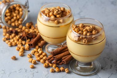 Kızarmış nohut Boza veya Bosa ile geleneksel Türk içeceği