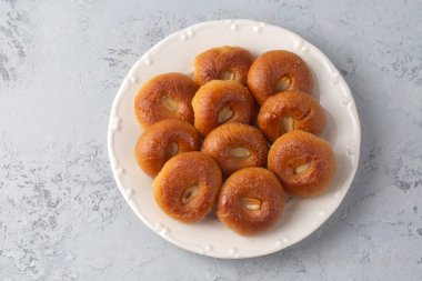 Geleneksel lezzetli Türk tatlısı (Türkçe: Sekerpare))