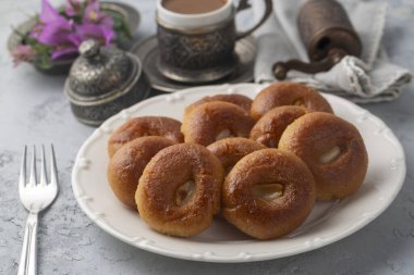 Geleneksel lezzetli Türk tatlısı (Türkçe: Sekerpare))