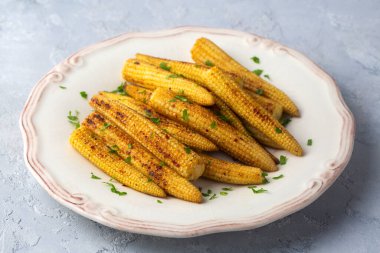 Bebek mısır turşusu ızgara.