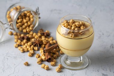 Kızarmış nohut Boza veya Bosa ile geleneksel Türk içeceği