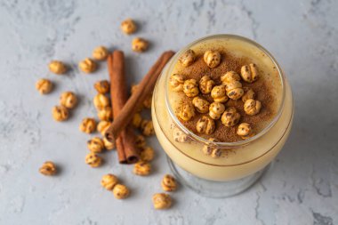 Kızarmış nohut Boza veya Bosa ile geleneksel Türk içeceği