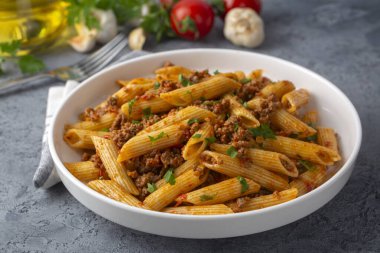 Kıyma ve domates soslu makarna.