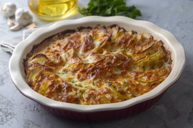 Patates graten (kremalı ve peynirli fırında patates) biberiye ve çatallı (Türk adı Kremali patatesi;)