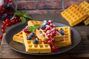 Lezzetli taze Belçika waffle 'ı böğürtlen ve meyveli