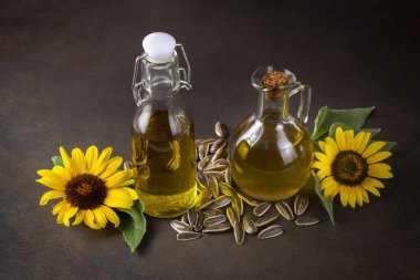 Siyah arka planda ayçiçeği ve ayçiçeği yağı