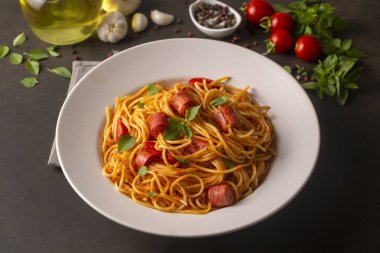 Sosisli makarna - ahtapot spagetti- Türk adı; sosisli spagetti