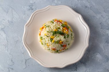 Yeşil bezelye, havuç ve tatlı mısırlı lezzetli sebze pilavı (Türkçe: sebzeli pilav))