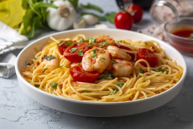 Domates soslu ve maydanozlu lezzetli karides spagettisi, İtalyan mutfağı.