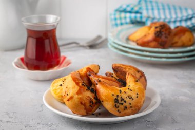 Türk mutfağından, ay çöreği çok lezzetlidir. Ay pogakası ya da ay pastası - Türkçe adı; ay coregi ya da ay pogaca
