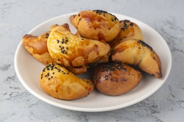 Türk mutfağından, ay çöreği çok lezzetlidir. Ay pogakası ya da ay pastası - Türkçe adı; ay coregi ya da ay pogaca