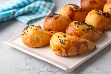 Türk mutfağından, ay çöreği çok lezzetlidir. Ay pogakası ya da ay pastası - Türkçe adı; ay coregi ya da ay pogaca