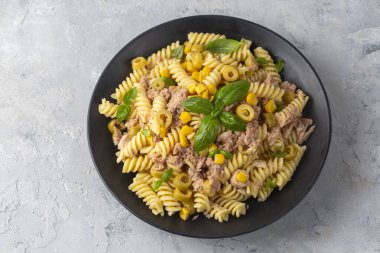 Fusilli makarna, spiralli makarna ve ton balığı.