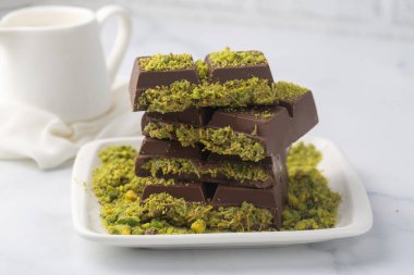 Dubai çikolatası, şam fıstığı ezmesi ve kunefe ile dolu sütlü çikolata.