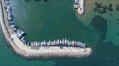 Hava aracı görüntüleri; İzmir Balikliova liman ve körfezi - Türkiye