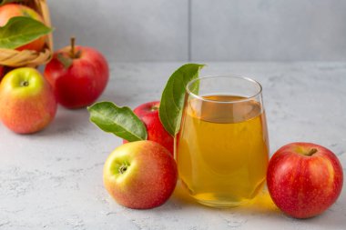 bir bardak taze elma suyu